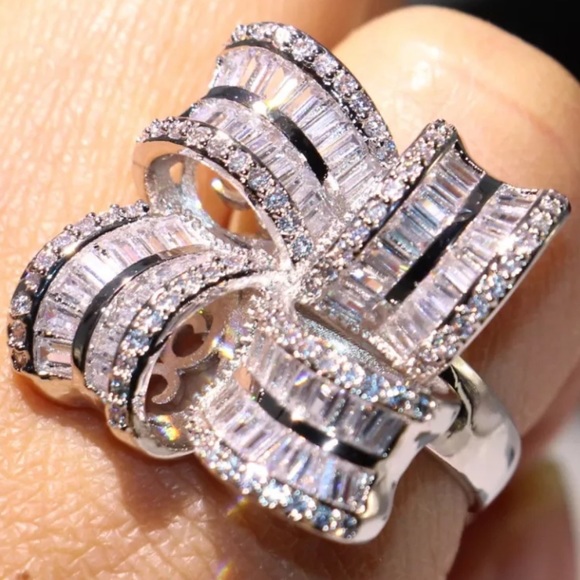 Jewelry - White Gold plated big flower ring